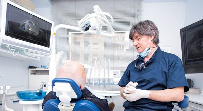 Dottore e paziente alla poltrona, Clinica Odontoiatrica Mancini