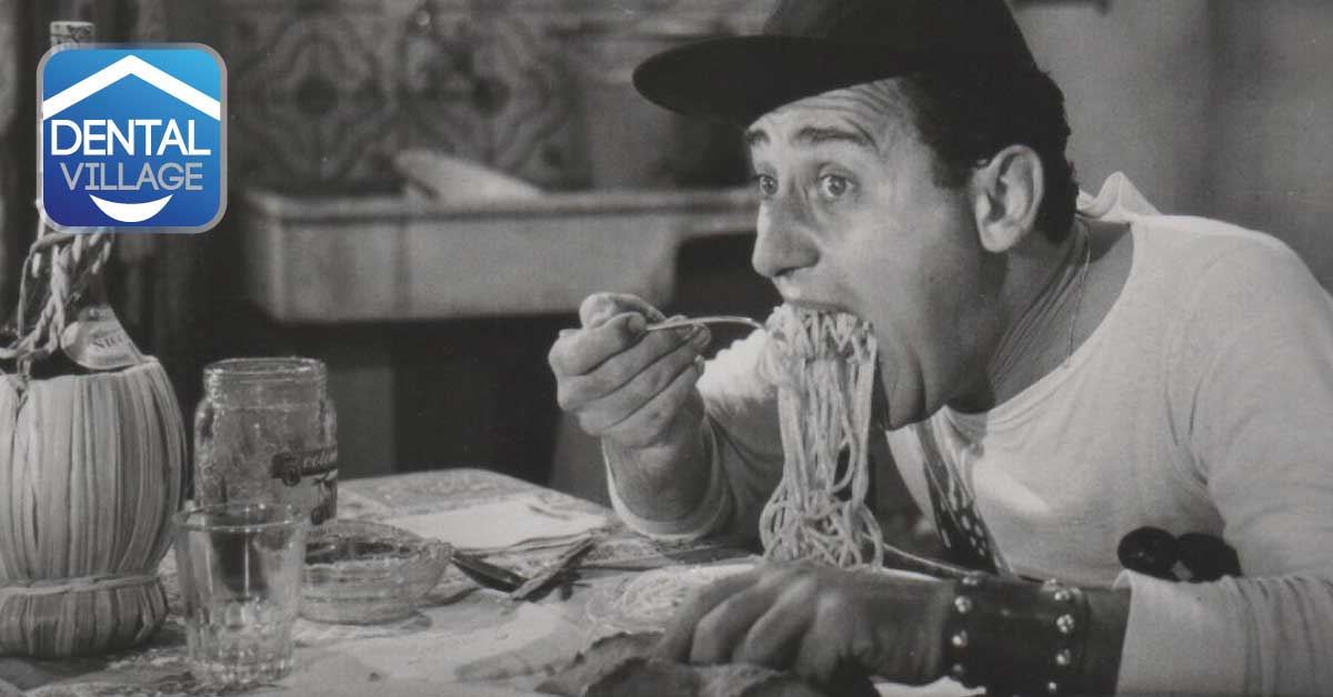 Persona che mangia spaghetti