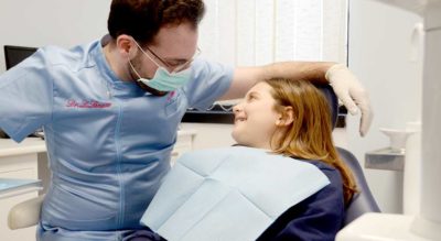 Dottore con bambina alla poltrona, Studio Dentistico Wdent