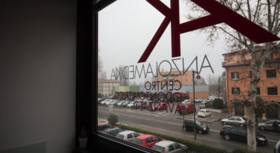Foto del parcheggio attraverso una finestra, Centro Odontoiatrico Anzolamedika