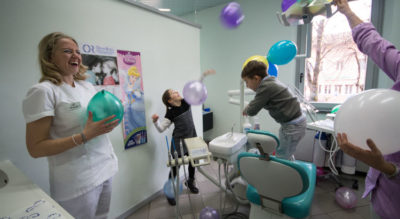Bambini che giocano con palloncini, Studio Dentistico Galassini