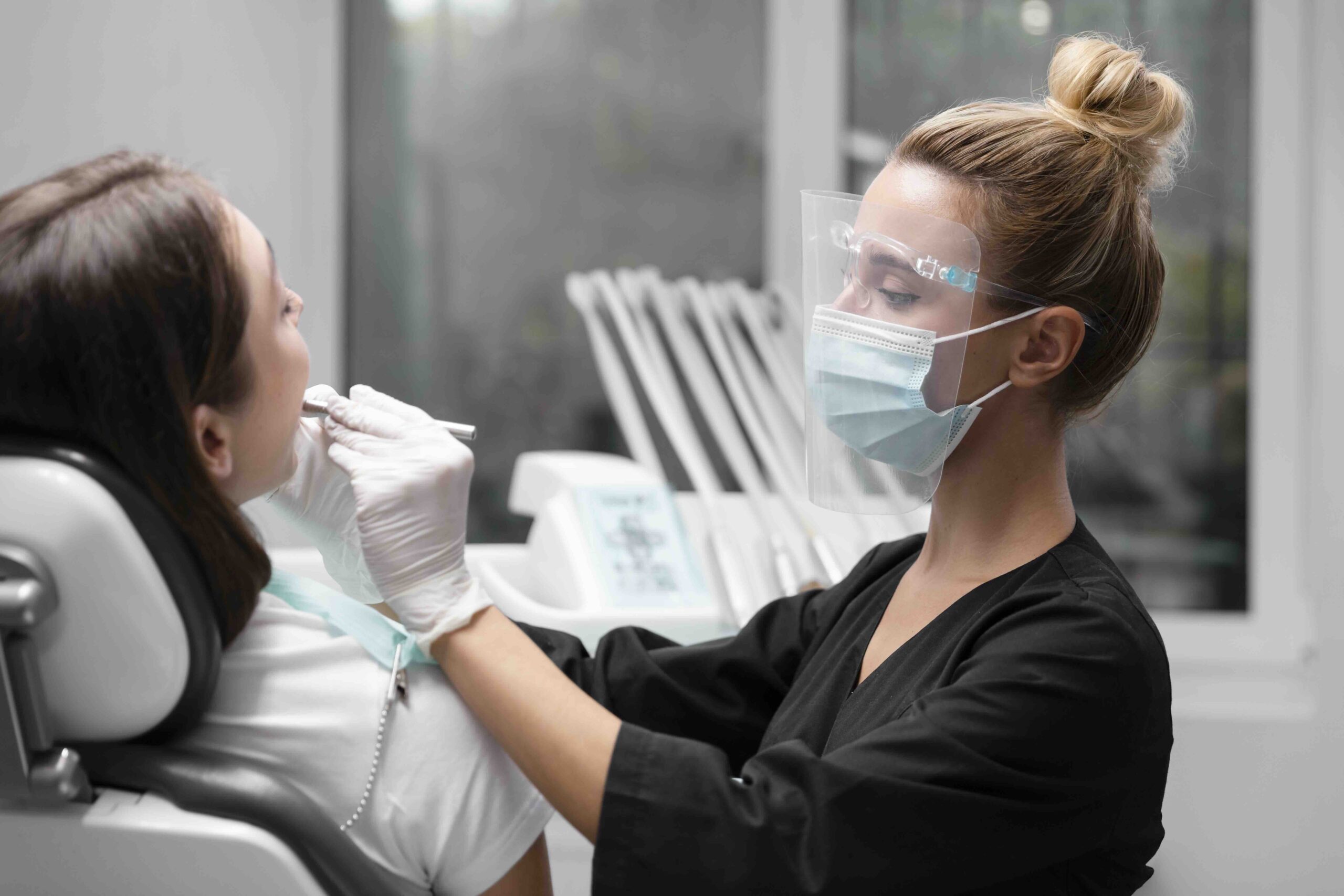 Pulizia dentale con micropolveri